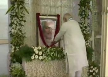 Arriving at his residence in Gujarat, the Prime Minister paid tribute to Keshubhai Patel