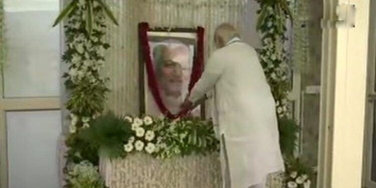 Arriving at his residence in Gujarat, the Prime Minister paid tribute to Keshubhai Patel