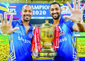 Pandya presented Agastya with a trophy