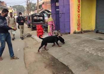 Allegations of jewelery worth Rs 1.5 lakh from a gold shop