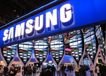 Samsung to invest Rs 6,725 crore in India to relocate mobile and IT display companies from China to Naida